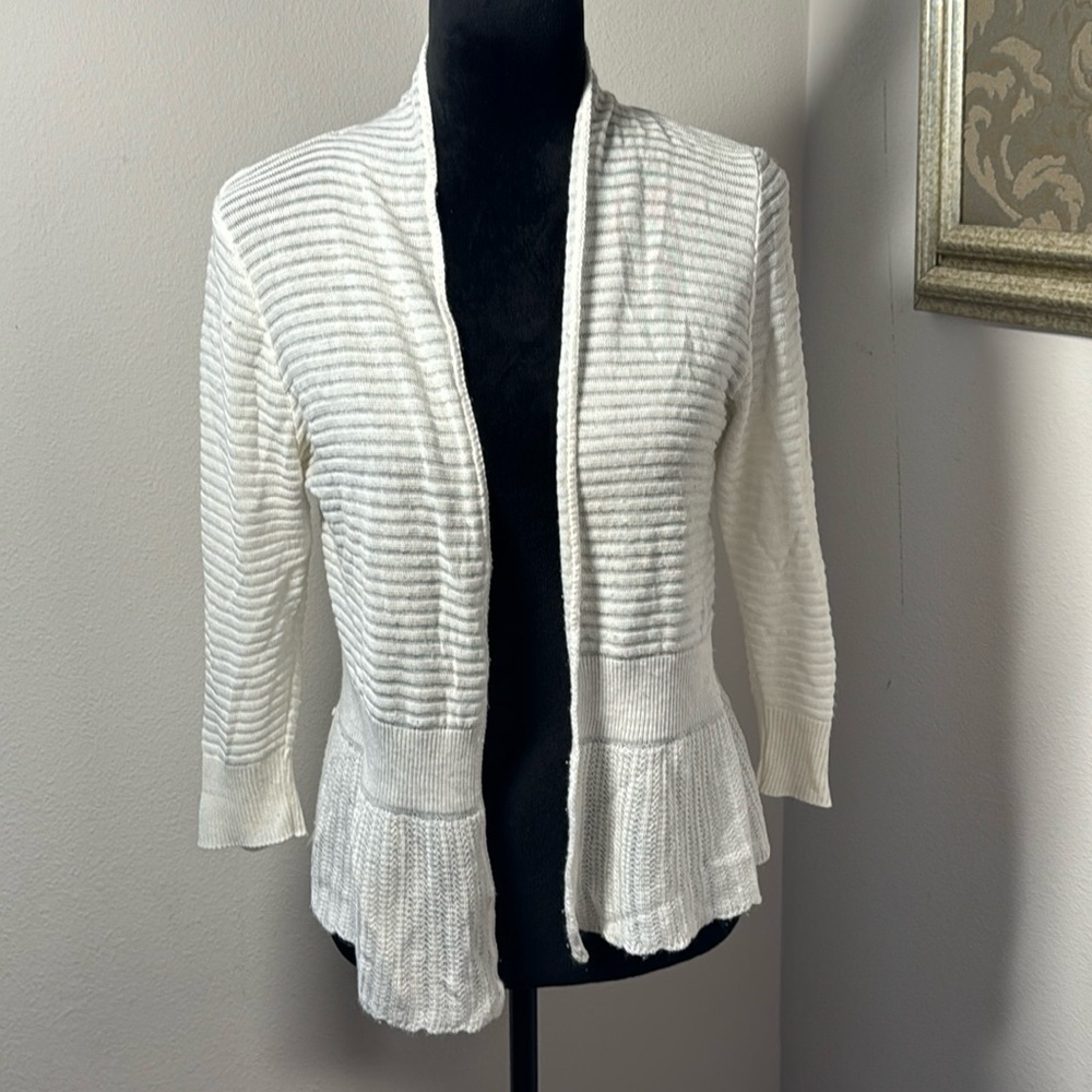 Roz & ALI Sz M petite white ribbed light cover up cardigan‎